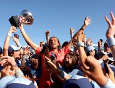 乐鱼-球迷疯狂庆祝胜利，场面火爆令人震撼