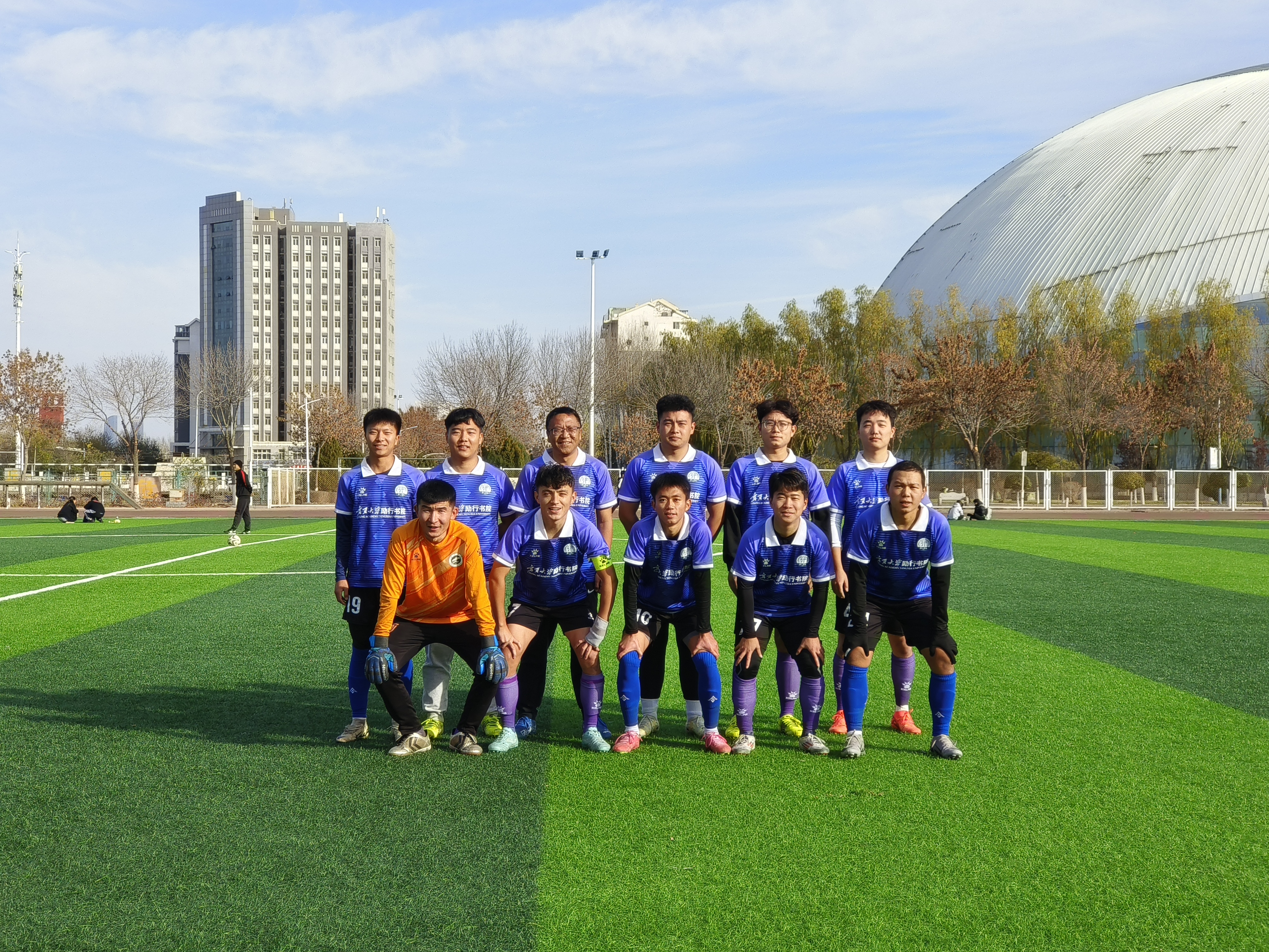 乐鱼-绿茵场上球队的默契配合展现出高水平