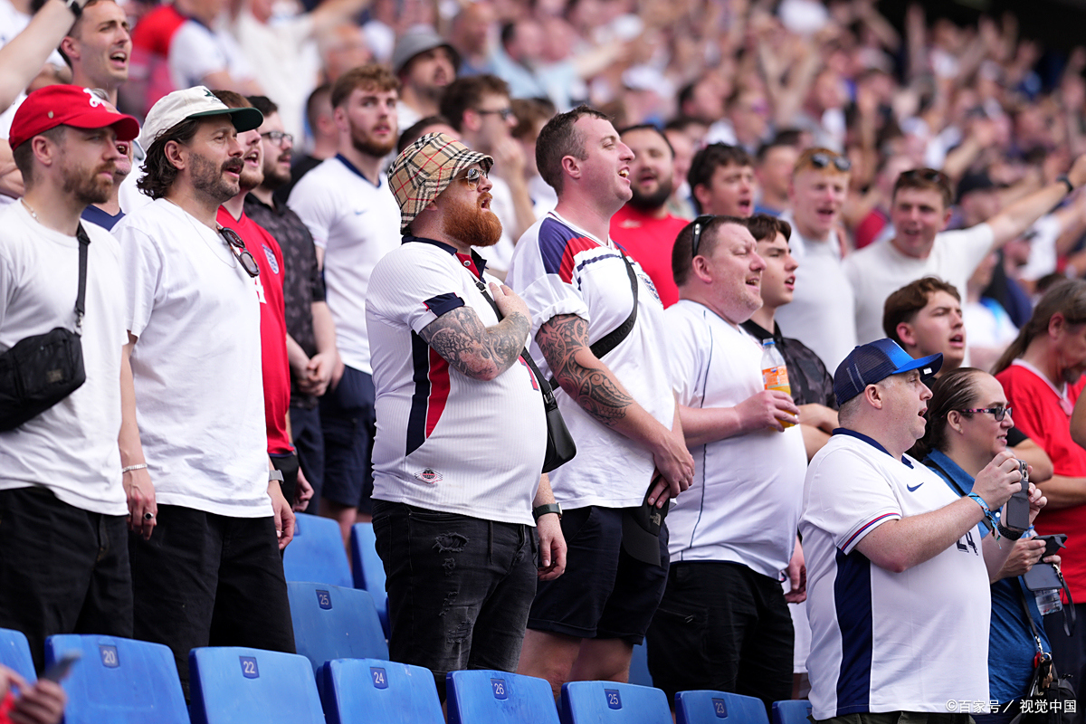 乐鱼-球迷疯狂庆祝胜利,场面火爆令人震撼